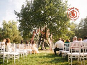 white chiavari chairs in an outdoor wedding